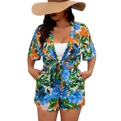 Plus size pak bestaande uit een shirt en een shorts met bloemenprint