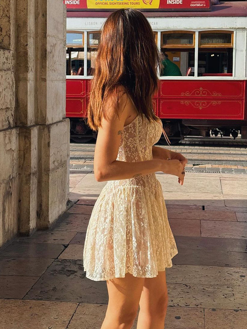 Kanten mini-jurk met spaghettibandjes