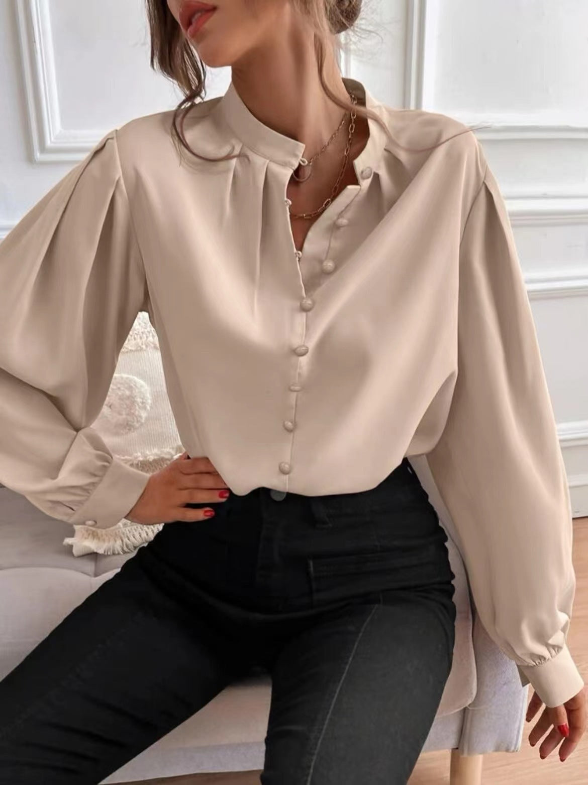 Damesblouse met lange mouwen en één rij knopen