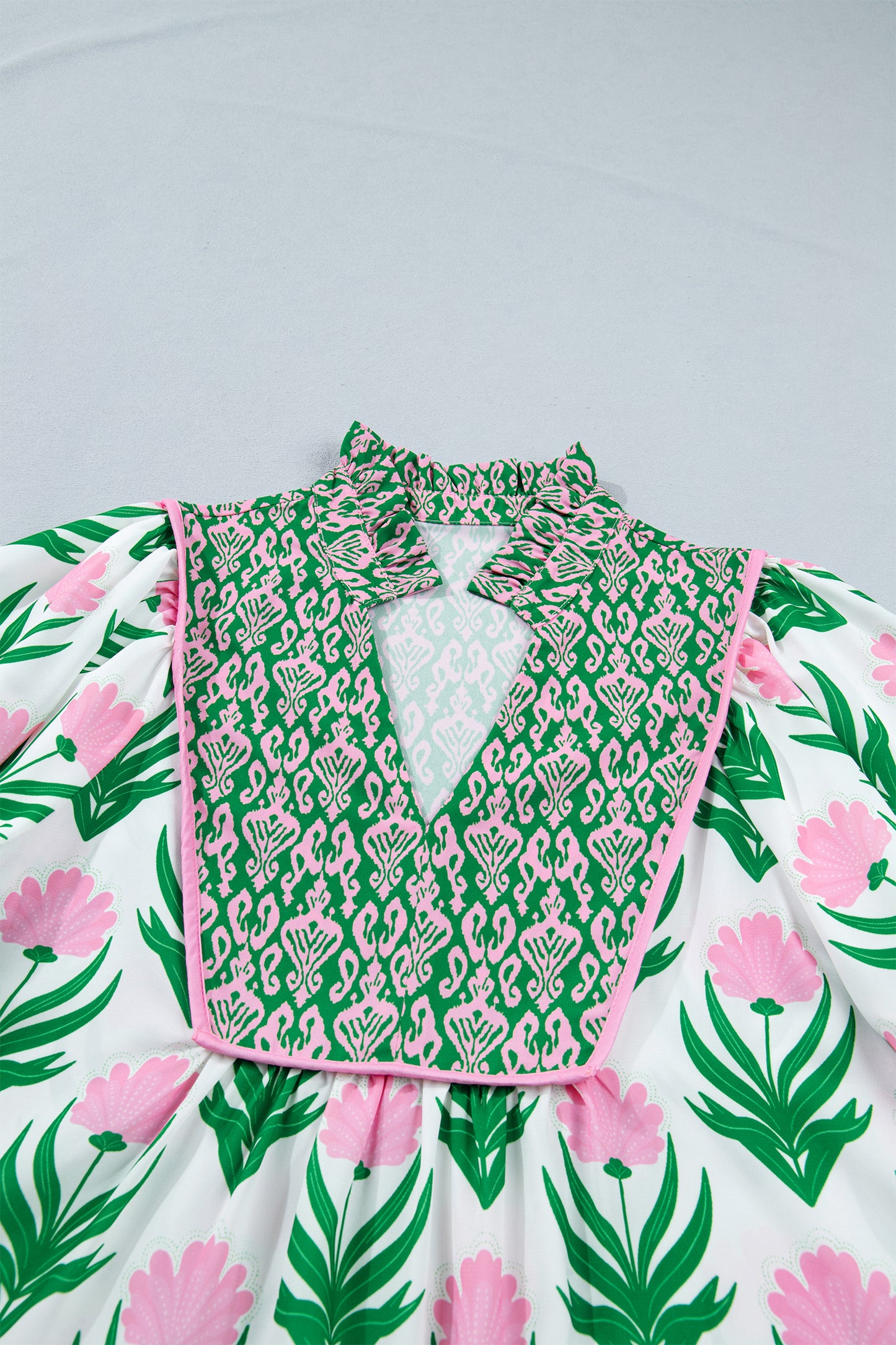 Blouse met veelkleurige bloemenprint pofmouwen contrasterende boord en V-hals