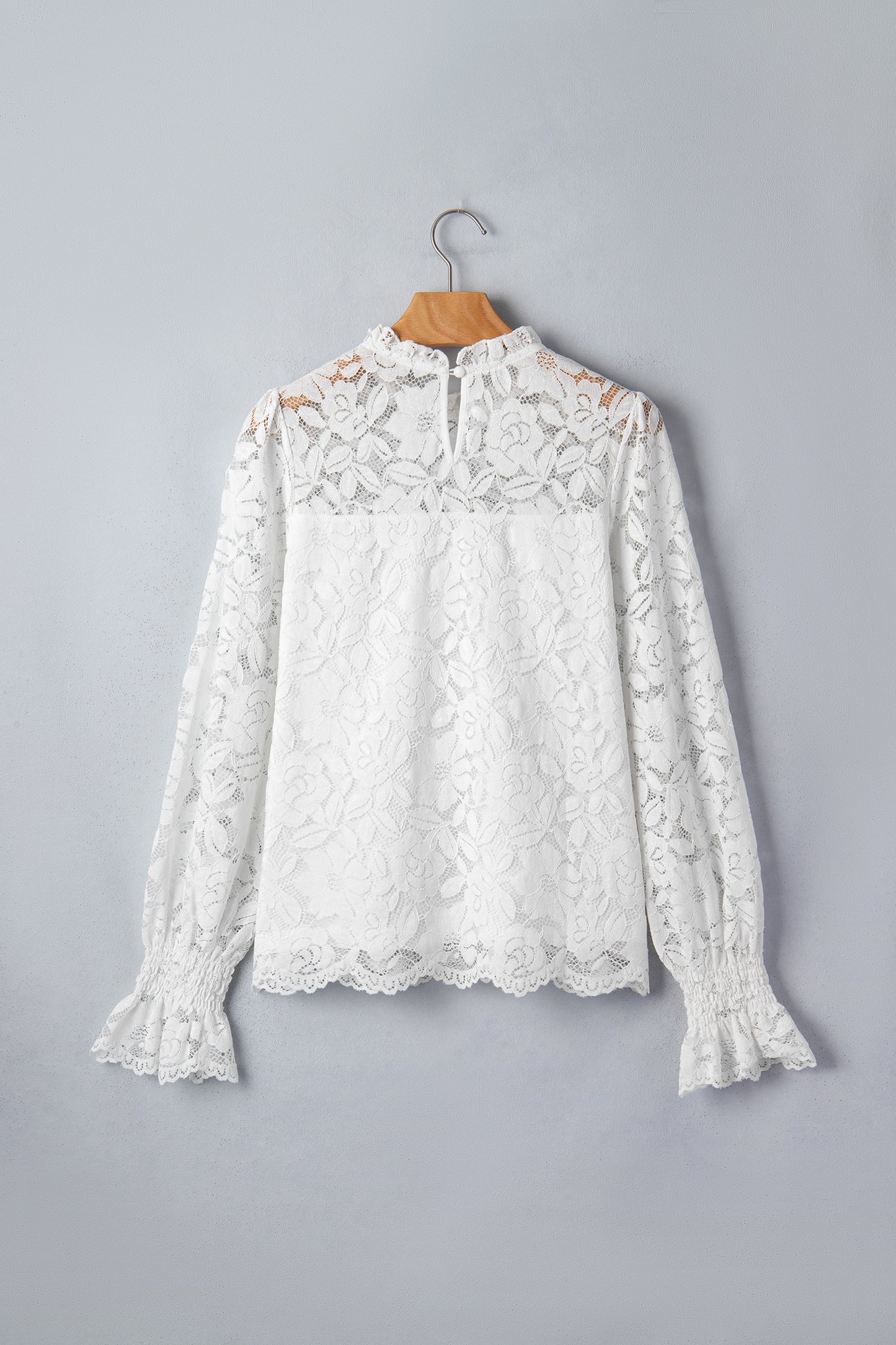Witte kanten blouse met ronde hals ruches en lange mouwen