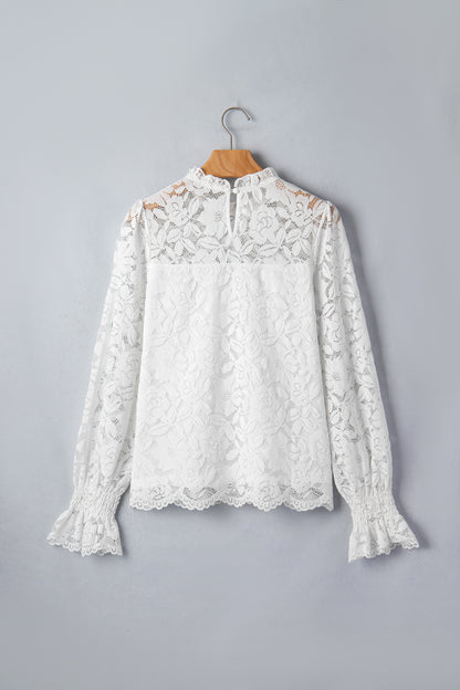 Witte kanten blouse met ronde hals ruches en lange mouwen