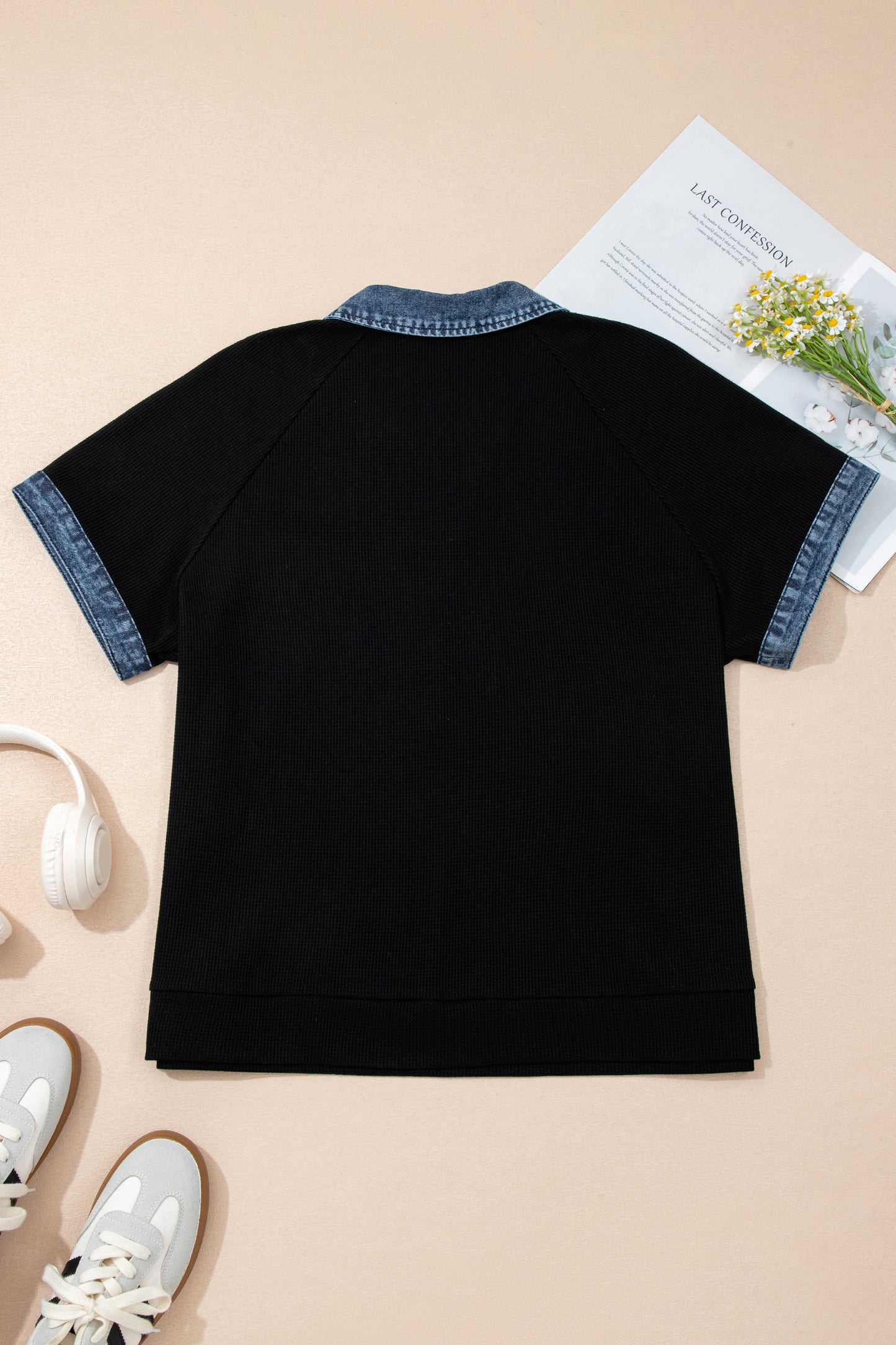 Zwarte polo met knoopsluiting en textuur van denim in grote maten