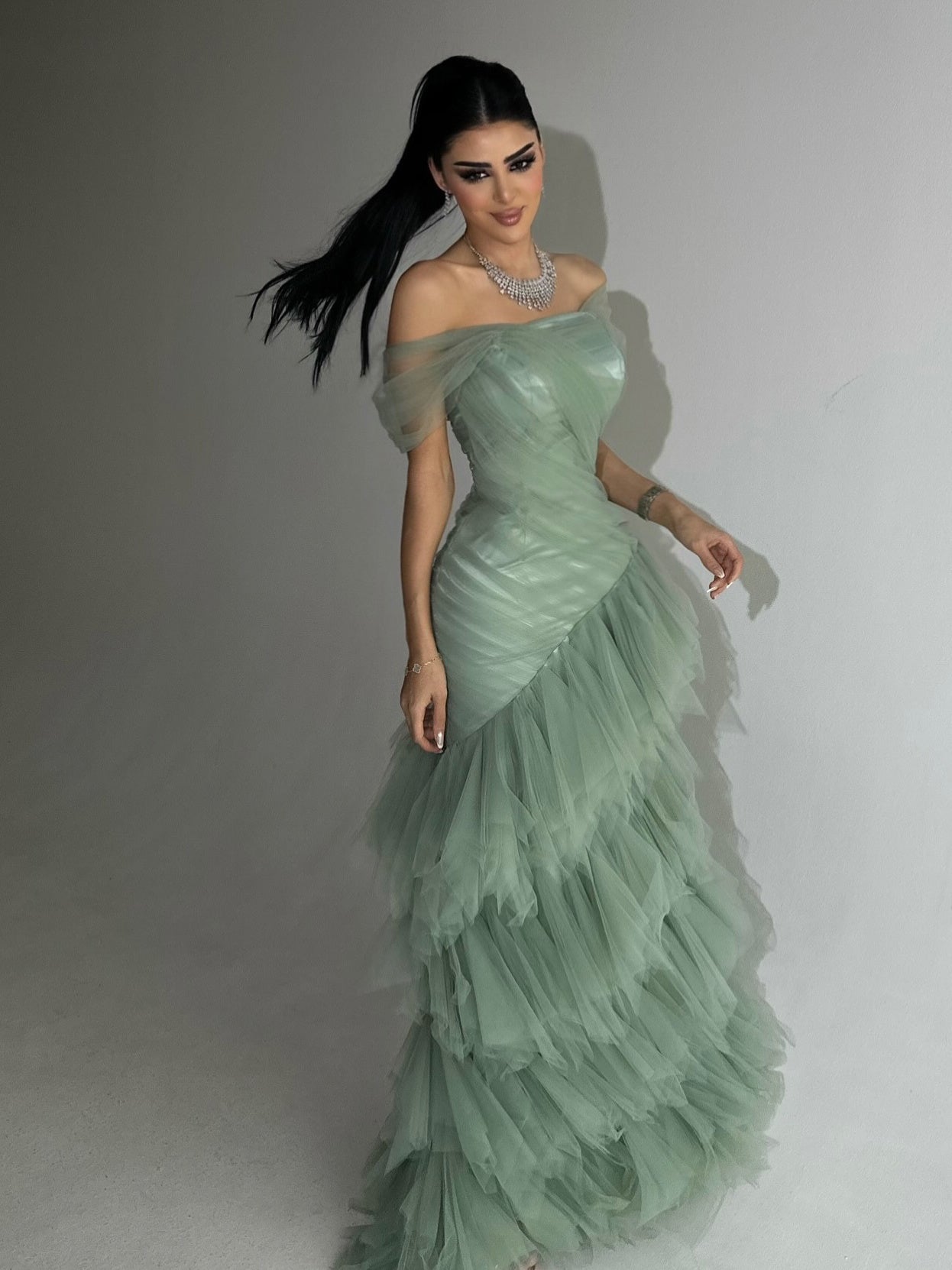 Elegante lichtgroene strapless zeemeerminjurk met gelaagde tule rok
