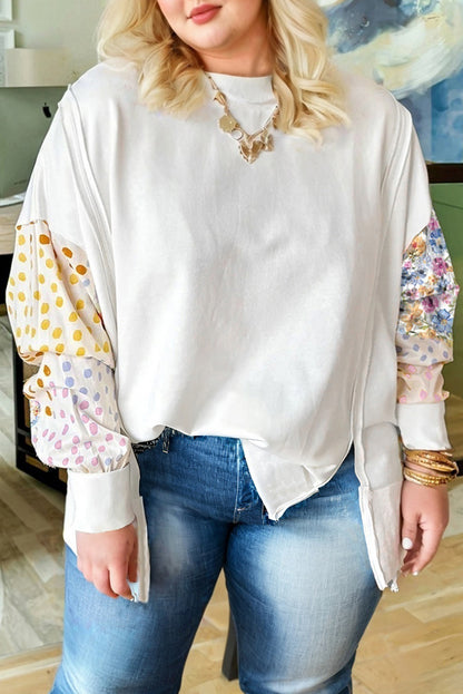 Witte plus-size sweatshirt met zichtbare naden contrasterende stippen en bloemenprint