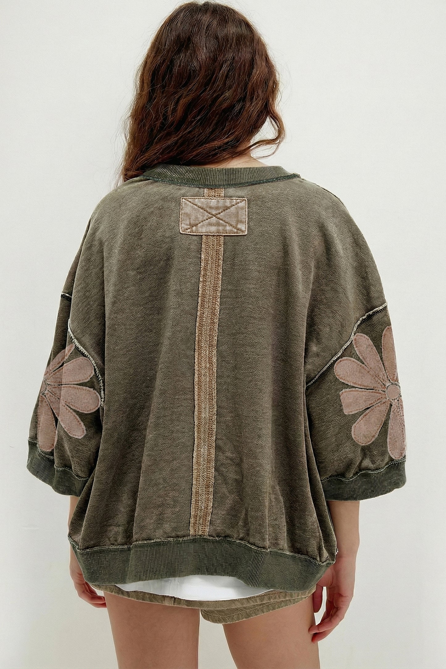 Mineral Wash oversized top met rafelige naden bloemenmotief patchwork en 3/4 mouwen