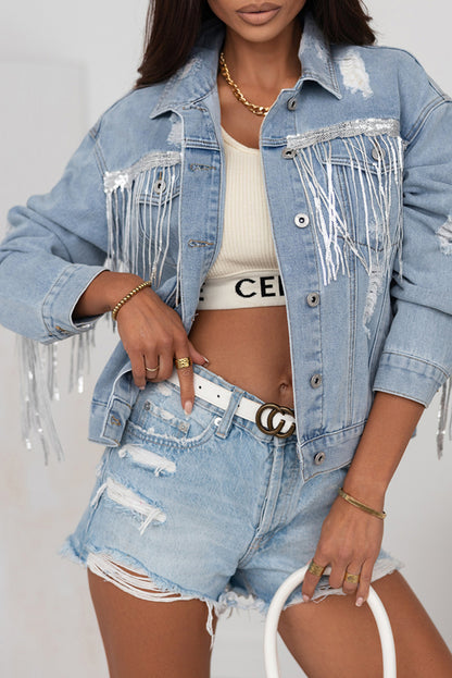 Hemelsblauwe denimjas met pailletten en franjes in een verweerde look