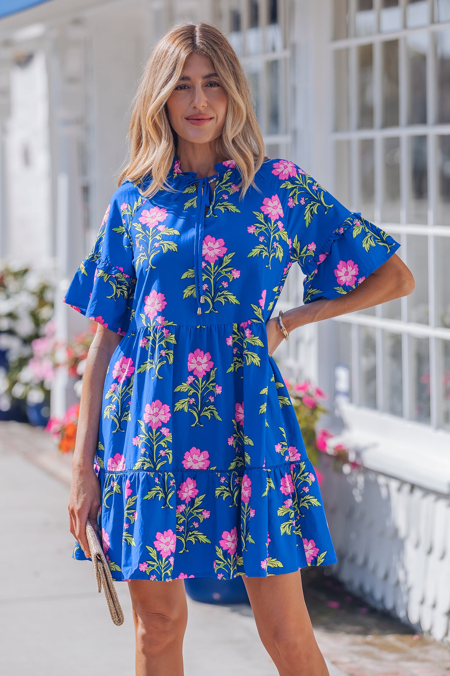 Blauwe jurk met V-hals korte mouwen losse pasvorm en bloemenprint