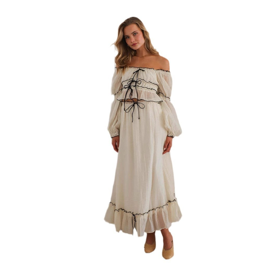 Pak met blote hals en pofmouwen ruches en strikjes