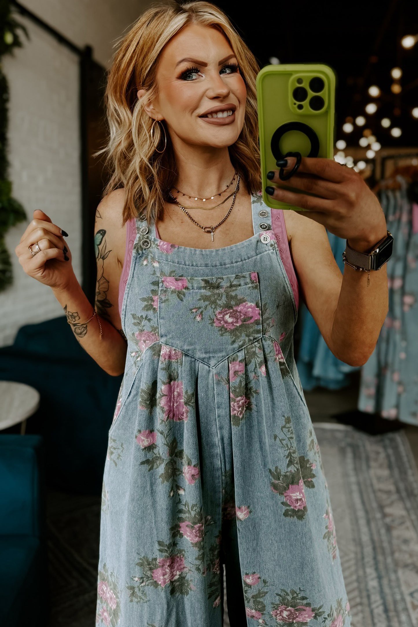 Jumpsuit van denim met bloemenprint zakken geplooide details hoge taille en wijde pijpen