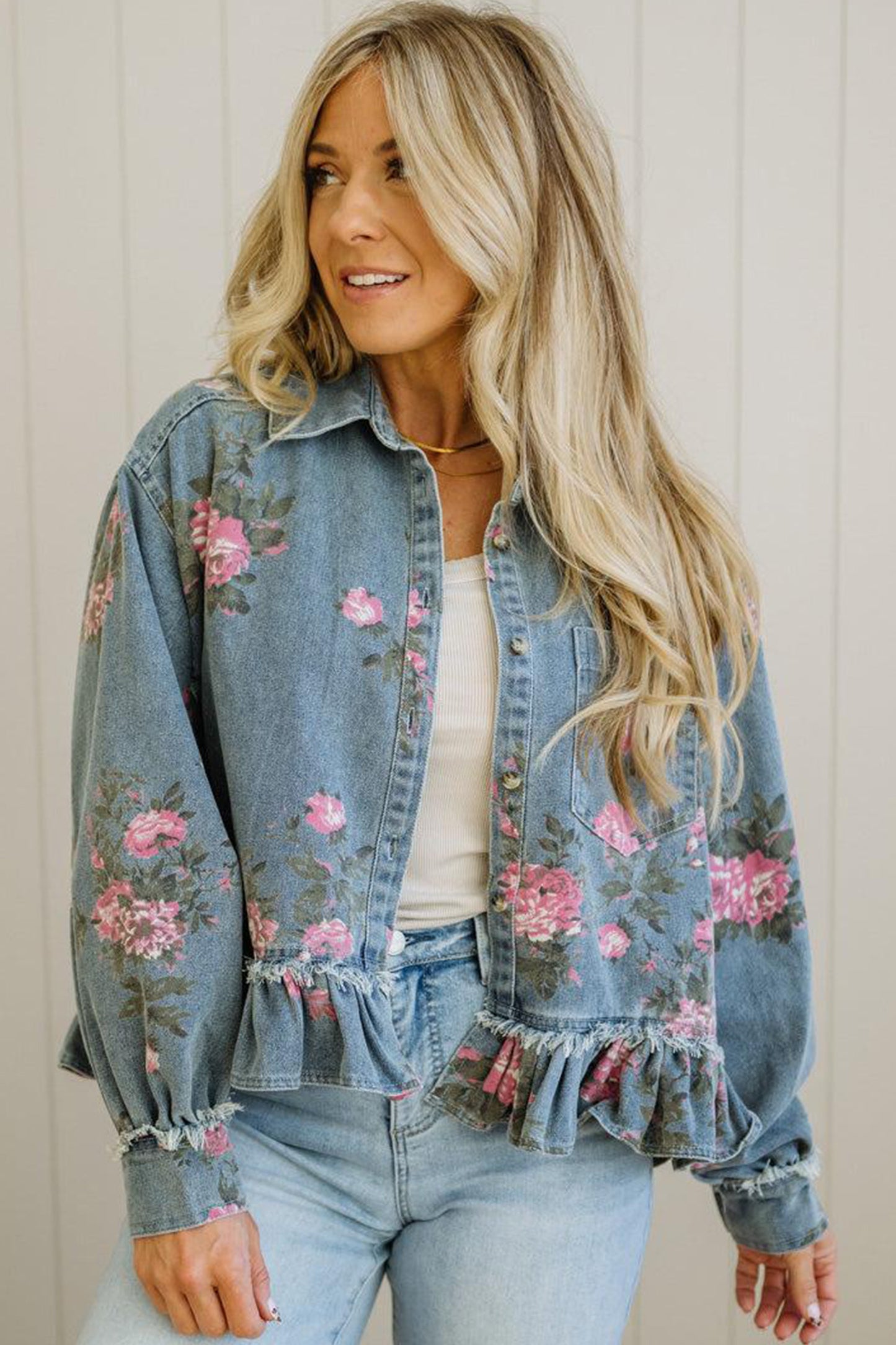 Denimjas met bloemenprint en ruches aan de zoom