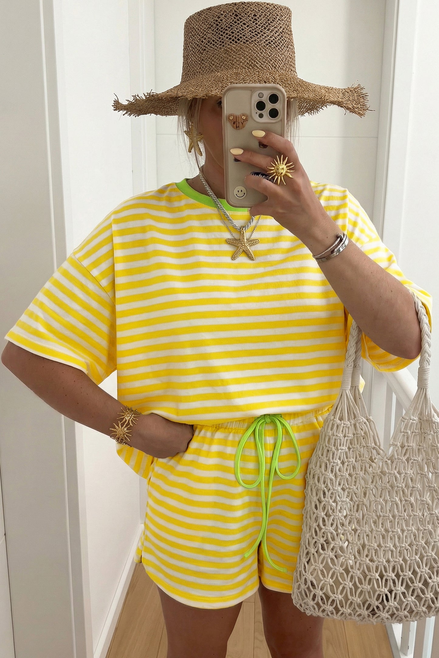 Set bestaande uit een los T-shirt met strepen contrasterende halslijn en een shorts