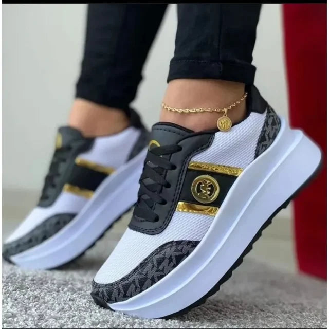 Damessneakers van mesh met patchwork en vetersluiting