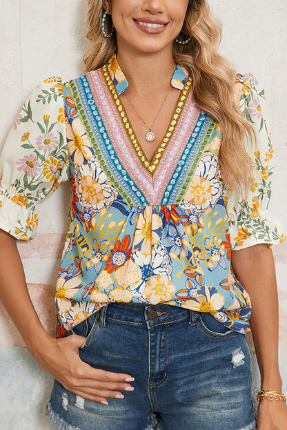 Veelkleurige blouse met korte mouwen boho-stijl en bloemenprint bij de halslijn