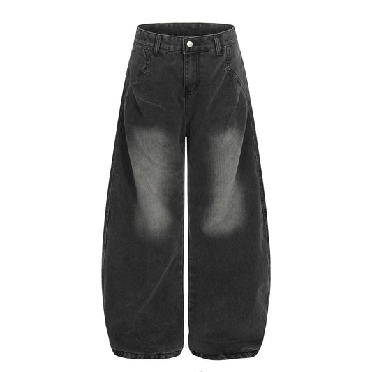 Versleten losse trendy jeans met scherpe randen