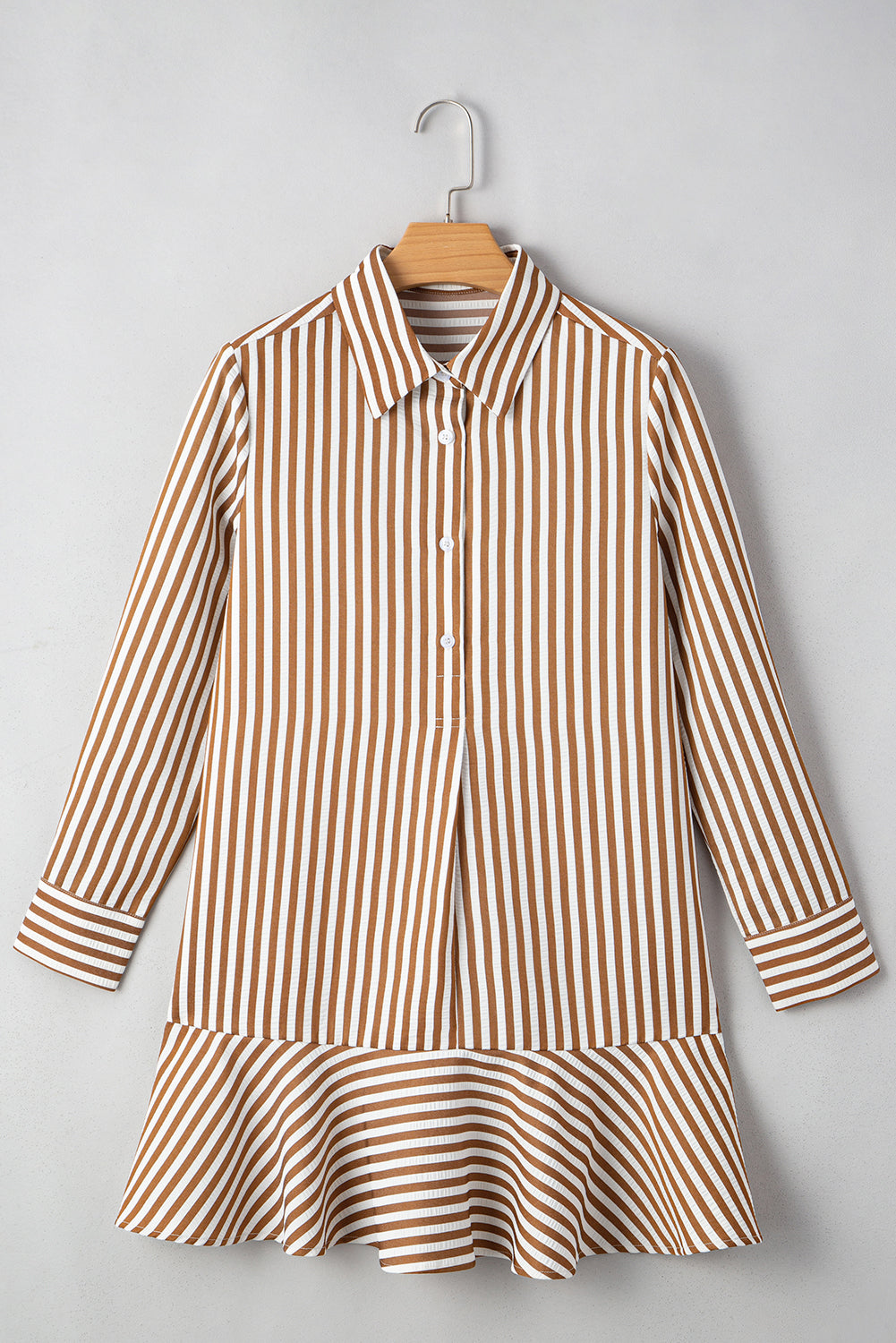 Bruin gestreepte blouse-jurk met ruches aan de zoom kraag en lange mouwen
