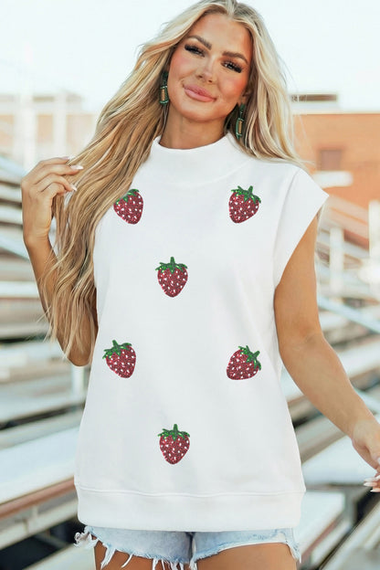 Witte T-shirt met halve mouwen opstaande kraag versierd met pailletten en aardbeien