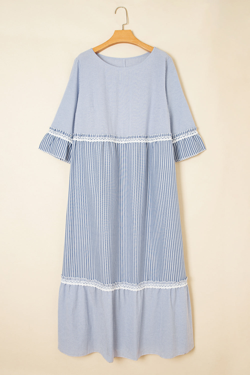 Hemelsblauwe maxi-jurk met kruiselingse kanten details en gemengde gestreepte patchwork