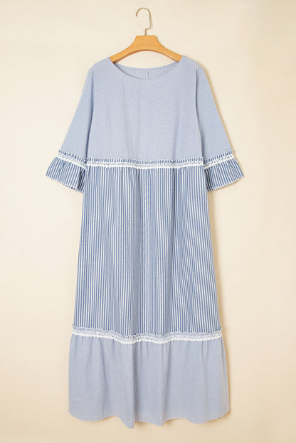 Hemelsblauwe maxi-jurk met kruiselingse kanten details en gemengde gestreepte patchwork