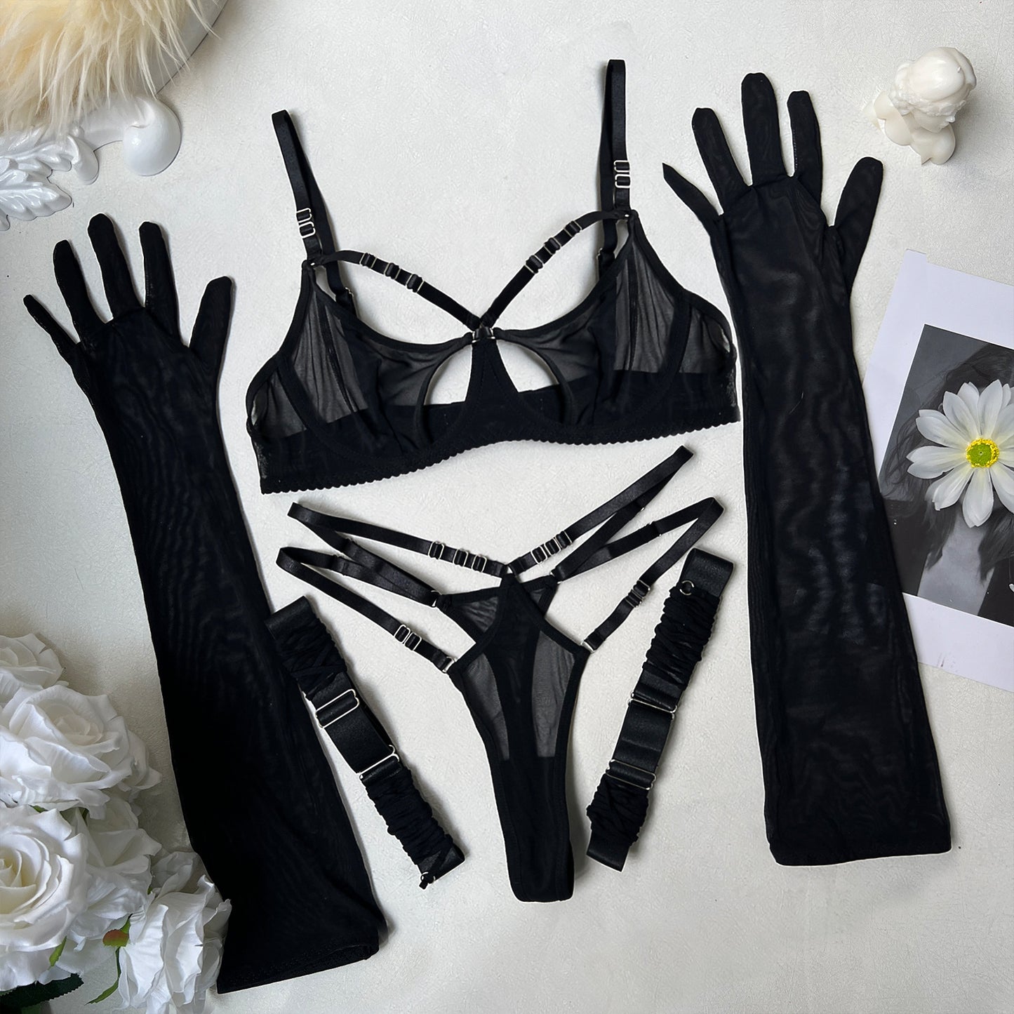Lingerieset met mesh en beugel die het bovenlichaam omhoog duwt