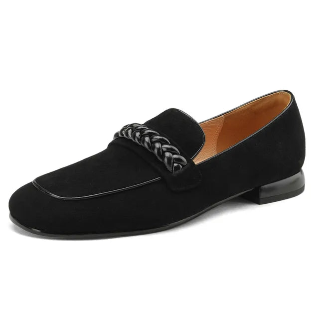 Effen dames loafers van zacht leer-suède met ronde neus en sierketting