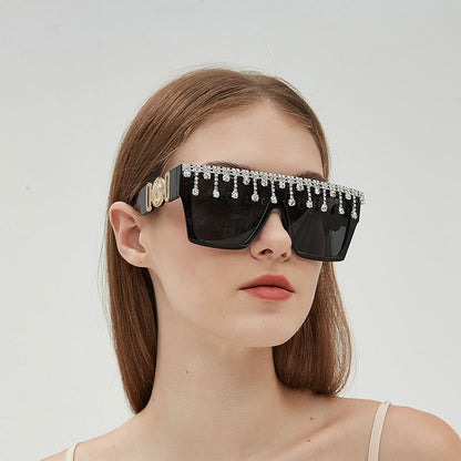 Retro zonnebril met groot montuur en diamantinleg