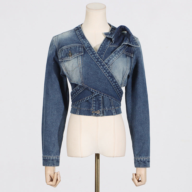 Modieus en gepersonaliseerd kort denim jasje met V-hals asymmetrische kraag