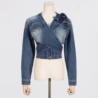 Modieus en gepersonaliseerd kort denim jasje met V-hals asymmetrische kraag