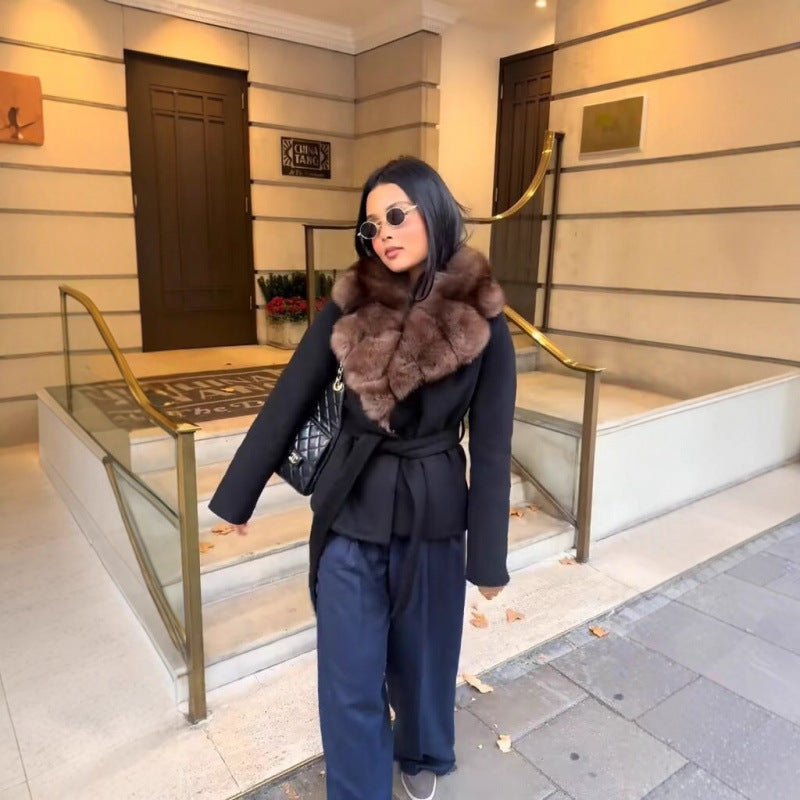 Fashionable trend, versatile style, elegant and stylish fur-trimmed wool coat