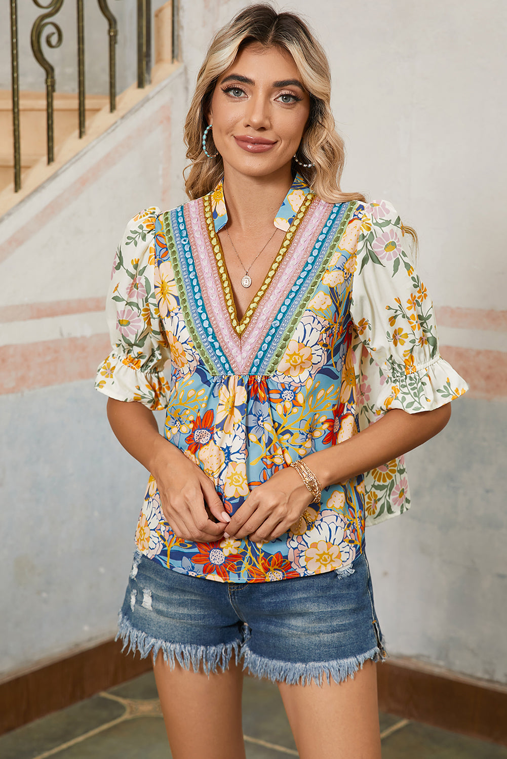 Veelkleurige blouse met korte mouwen boho-stijl en bloemenprint bij de halslijn