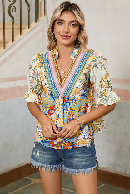 Veelkleurige blouse met korte mouwen boho-stijl en bloemenprint bij de halslijn