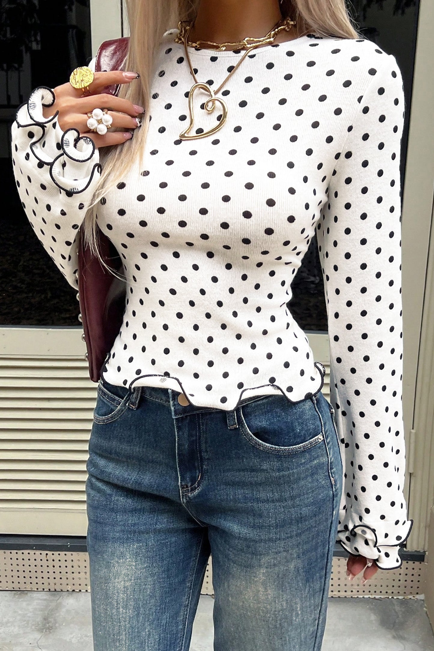 Witte top met lange mouwen en stippenprint en sla-afwerking