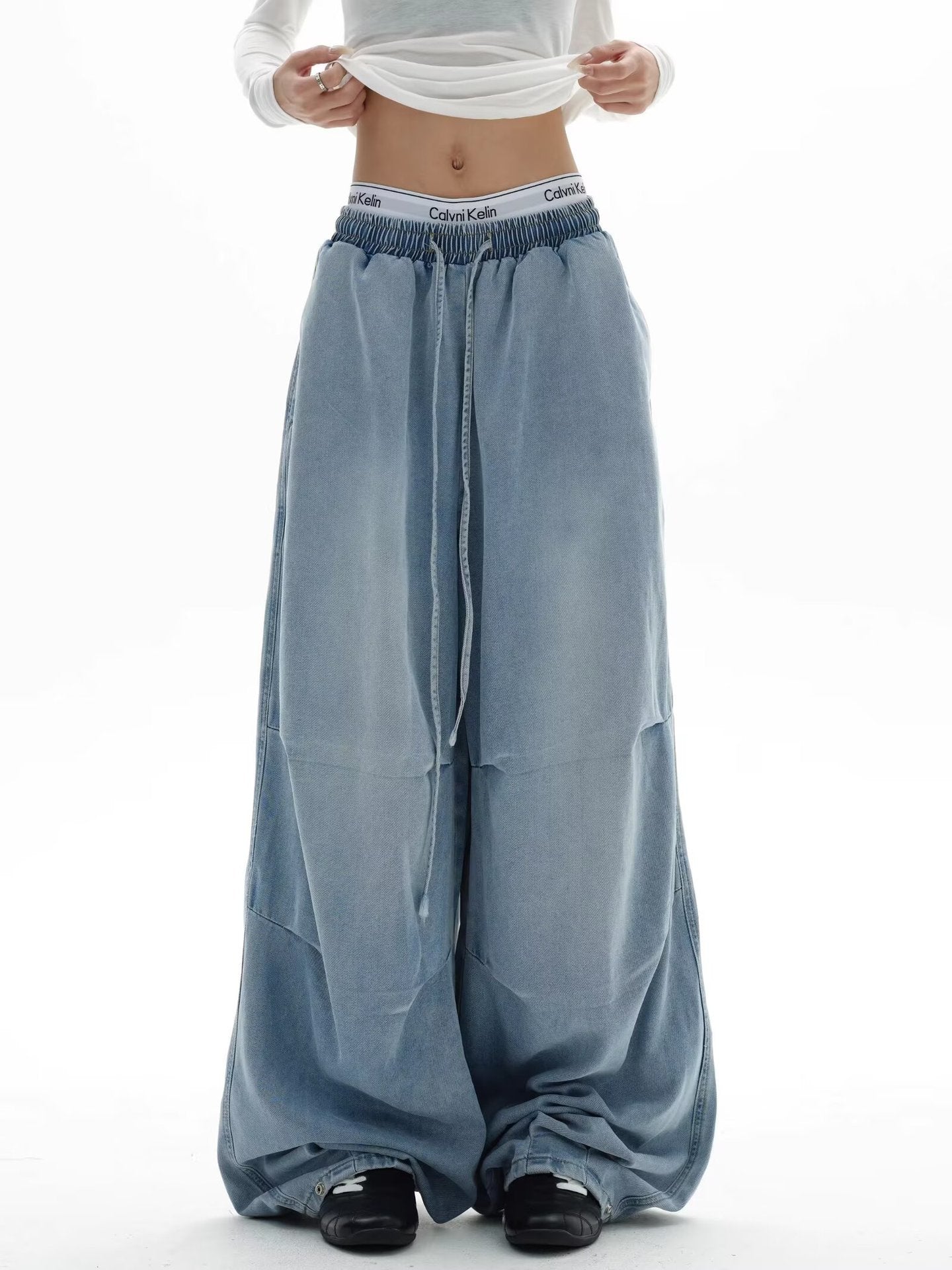 Straight-fit casual pants are trendy.