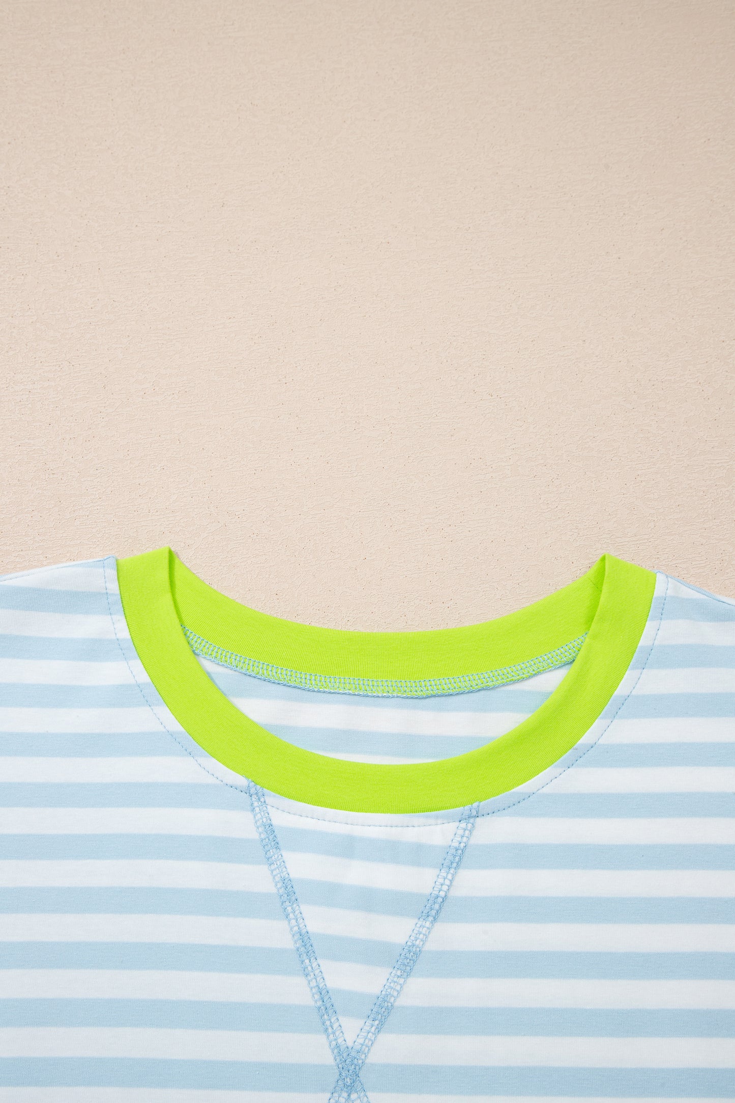 Set bestaande uit een los T-shirt met strepen contrasterende halslijn en een shorts
