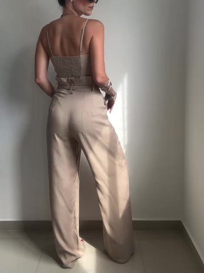 Set van een effenkleurige top met jarretels en broek met hoge taille