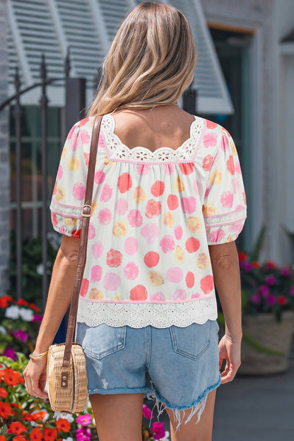 Roze blouse met stippen kanten afwerking vierkante hals en pofmouwen