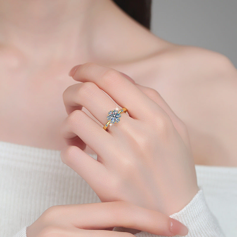 Ring met bloemenmotief en moissanite verguld met 18 karaats sterling zilver