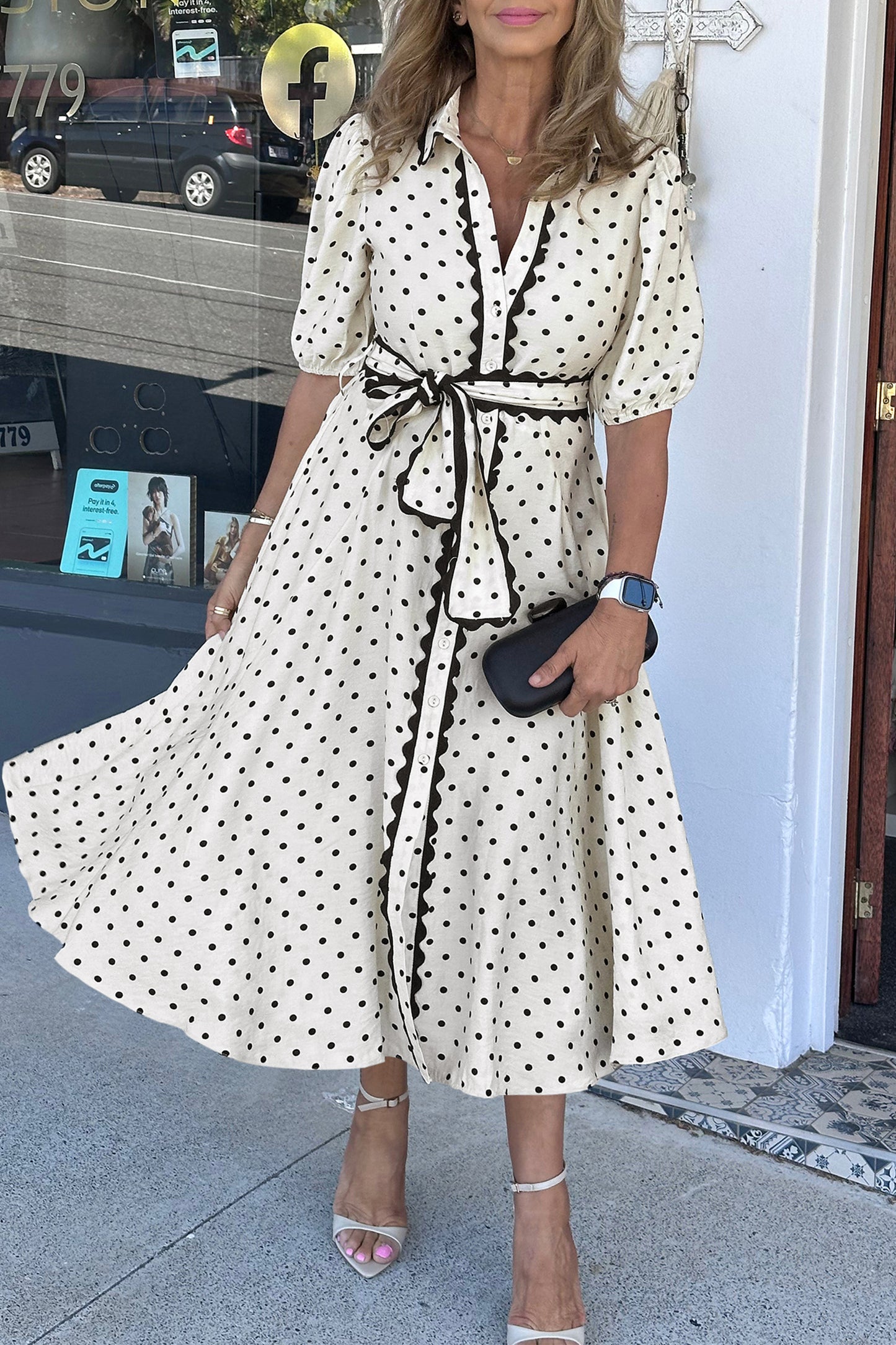 Witte midi-jurk met stippenprint contrasterende geschulpte rand knoopsluiting en ceintuur