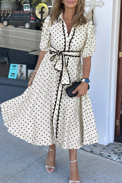 Witte midi-jurk met stippenprint contrasterende geschulpte rand knoopsluiting en ceintuur