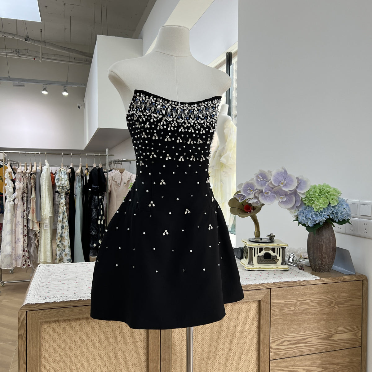 Hand-sewn high-end hourglass-shaped dress without shoulder straps