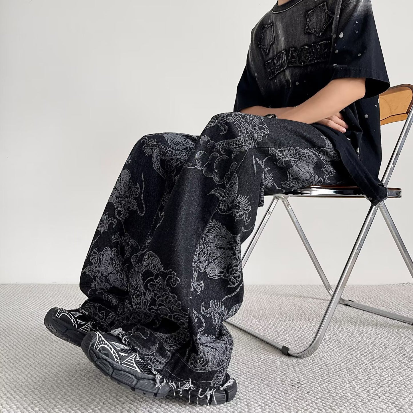 Losse rechte heren jeans met geborduurde draak