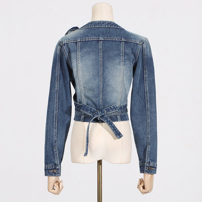 Modieus en gepersonaliseerd kort denim jasje met V-hals asymmetrische kraag
