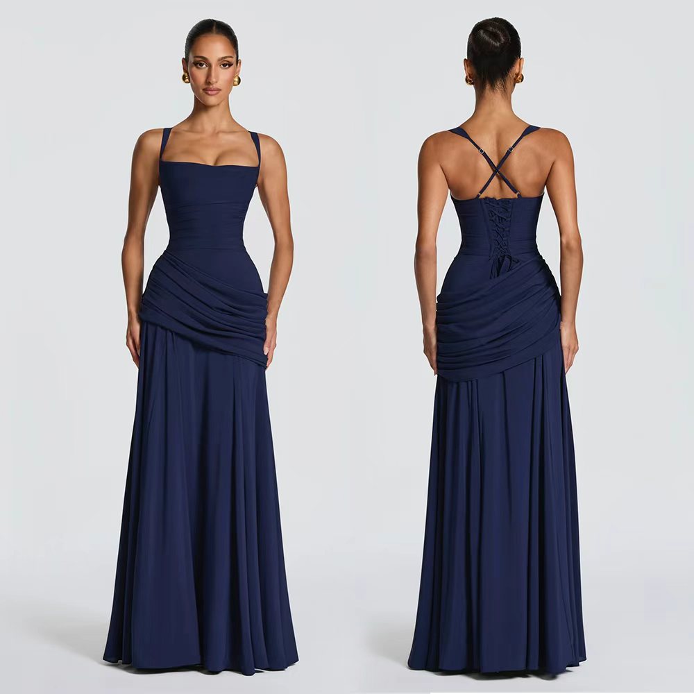 Elegante nauwsluitende chiffonjurk met plooien en vetersluiting op rug