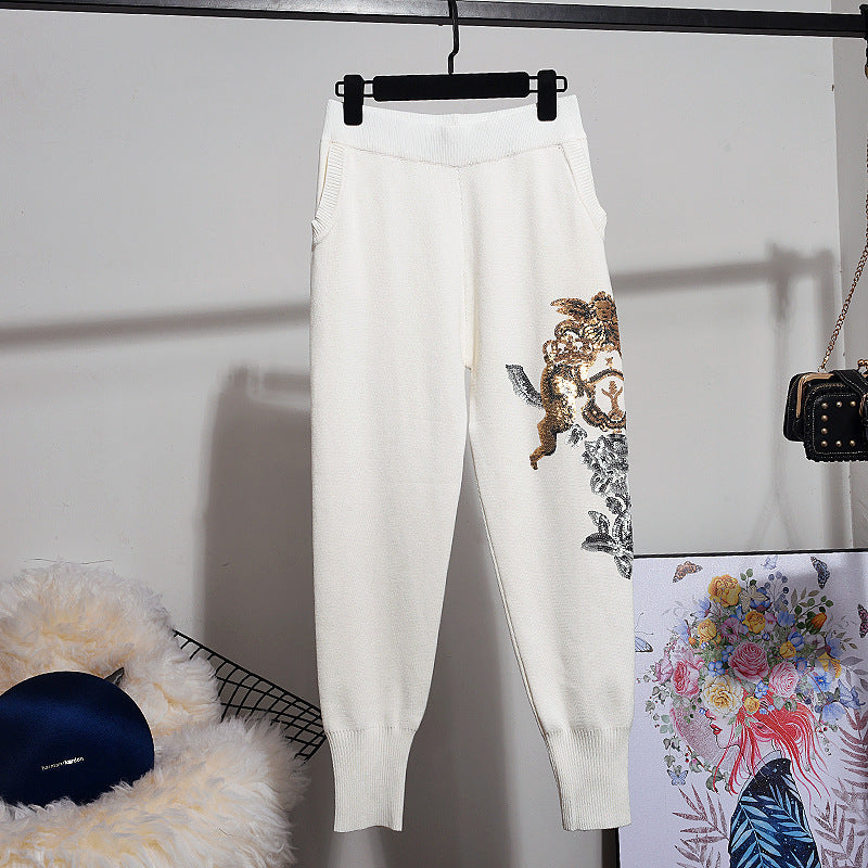 Damesset van gebreide trui en broek met paillettenborduursel