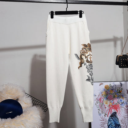 Damesset van gebreide trui en broek met paillettenborduursel