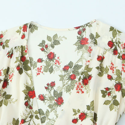 Stijlvolle wikkeljurk met bloemenprint strikceintuur en lange mouwen
