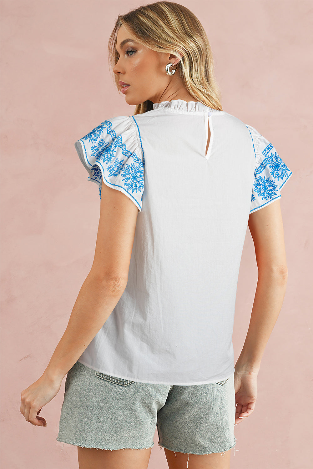 Witte blouse met geborduurde ruches aan de mouwen