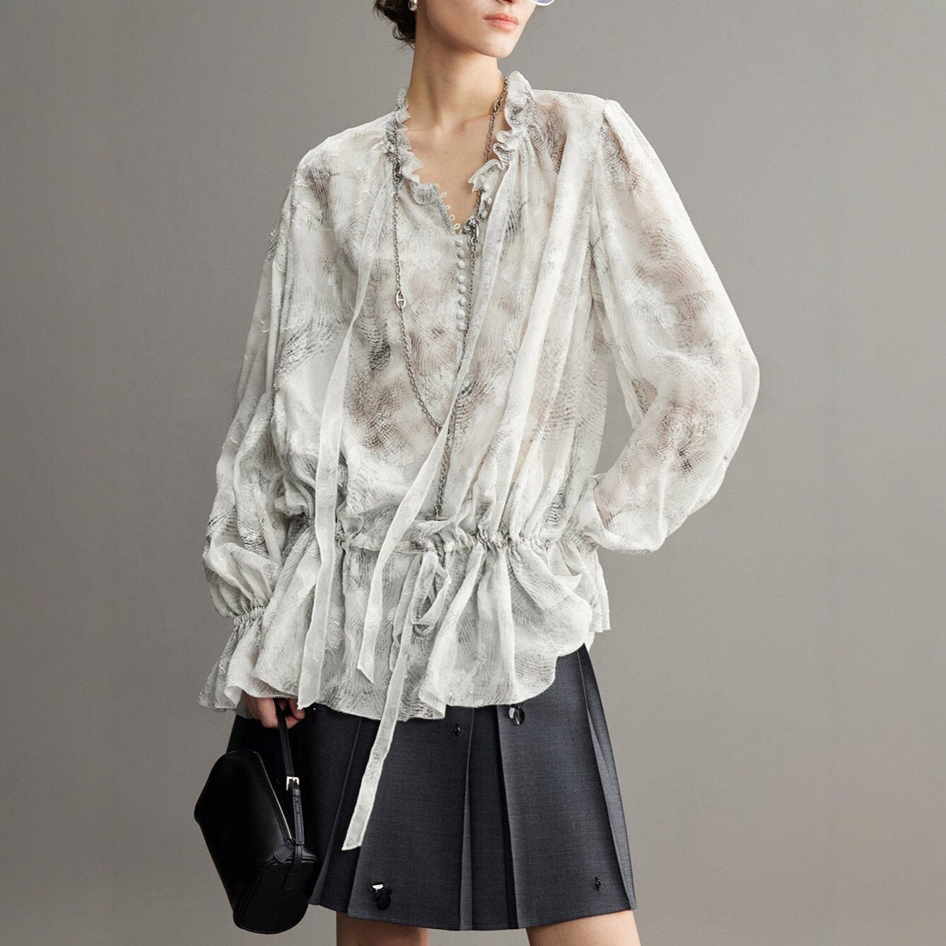 Modieuze lente/zomer blouse met bloemenprint ruches  V-hals en strikceintuur