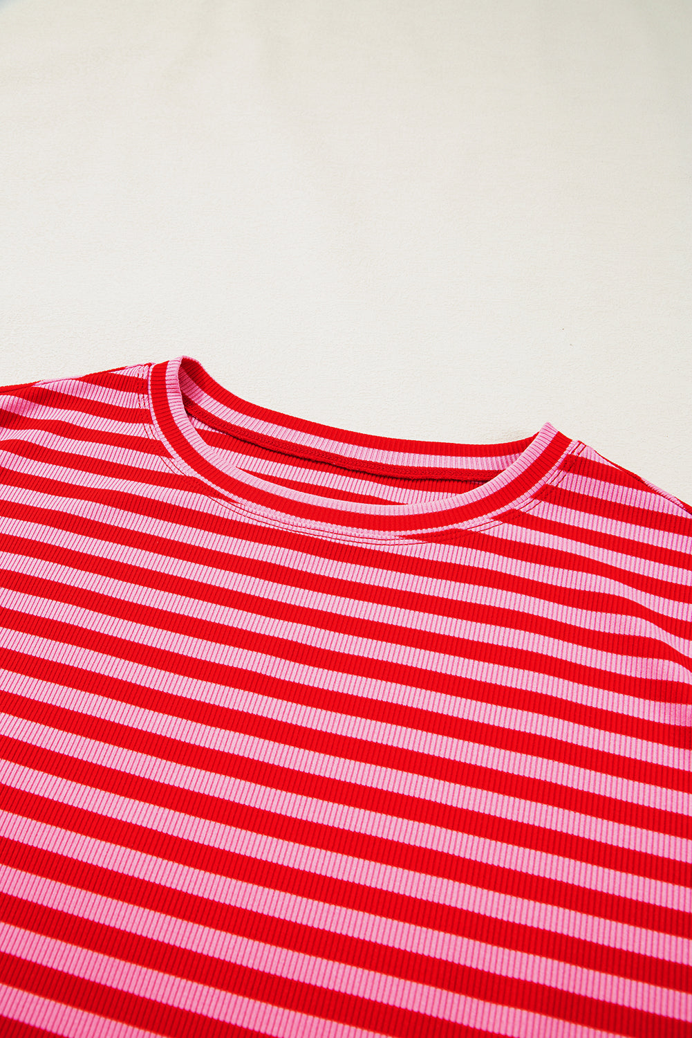 Gestreepte T-shirt met ribboord korte mouwen en ronde hals
