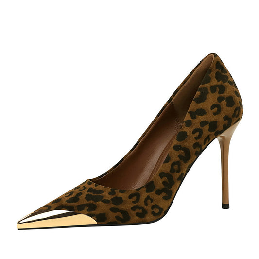 Feestelijke pumps van fluweel met luipaardprint spitse neus en hoge hakken